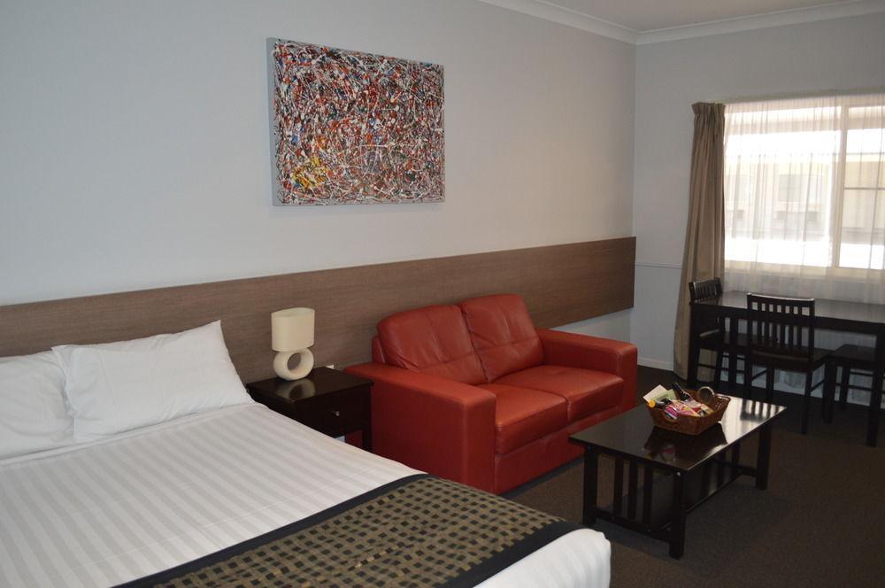 Inland Motor 4*