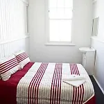 Queens Arms Hotel