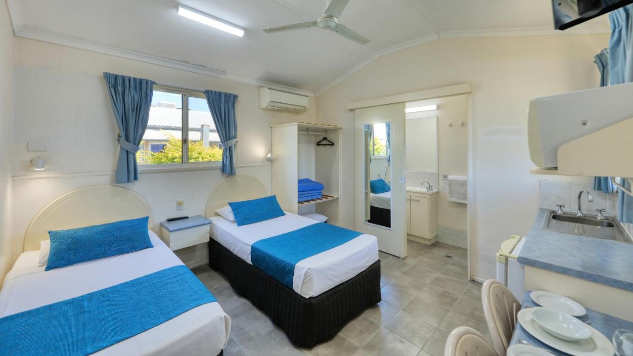 22 On Bowen Motel 3*