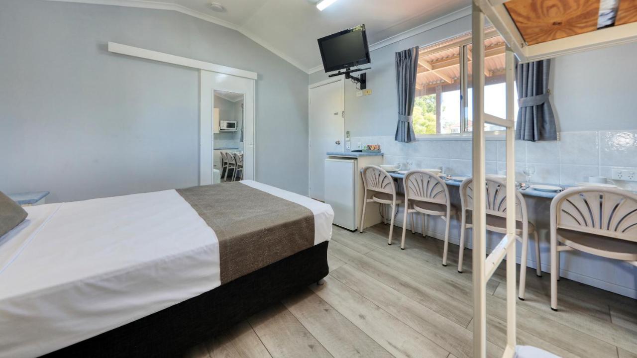 22 On Bowen Motel 3*