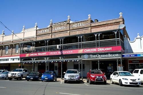 Queens Arms Hotel 2*